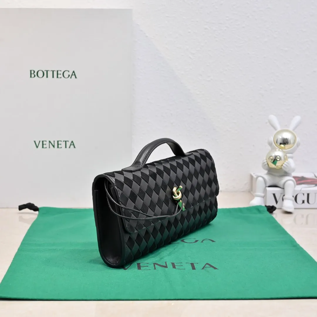 Batch 1360 #Bv New Deerskin Clutch 🎈 The deerskin brown bag with extra points for autumn and winter is so beautiful~🍂 Made of classic woven sheepskin and deerskin, it looks like Maillard for autumn and winter🤎 It can be held by hand, carried by hand or carried under the arm. The metal knot embellishment exudes temperament and nobility~ , equipped with a zipper compartment inside, it is a good companion for your daily life🧑‍❤️‍💋‍🧑, whether you are walking on the red carpet or attending a dinner, it will add a unique charm to you💞 Model: 1511 Size: 31x13x3